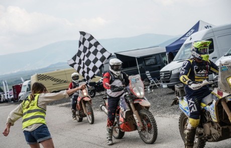 Bosnia Rally 2024 Zielflagge für Renate und Gerhard